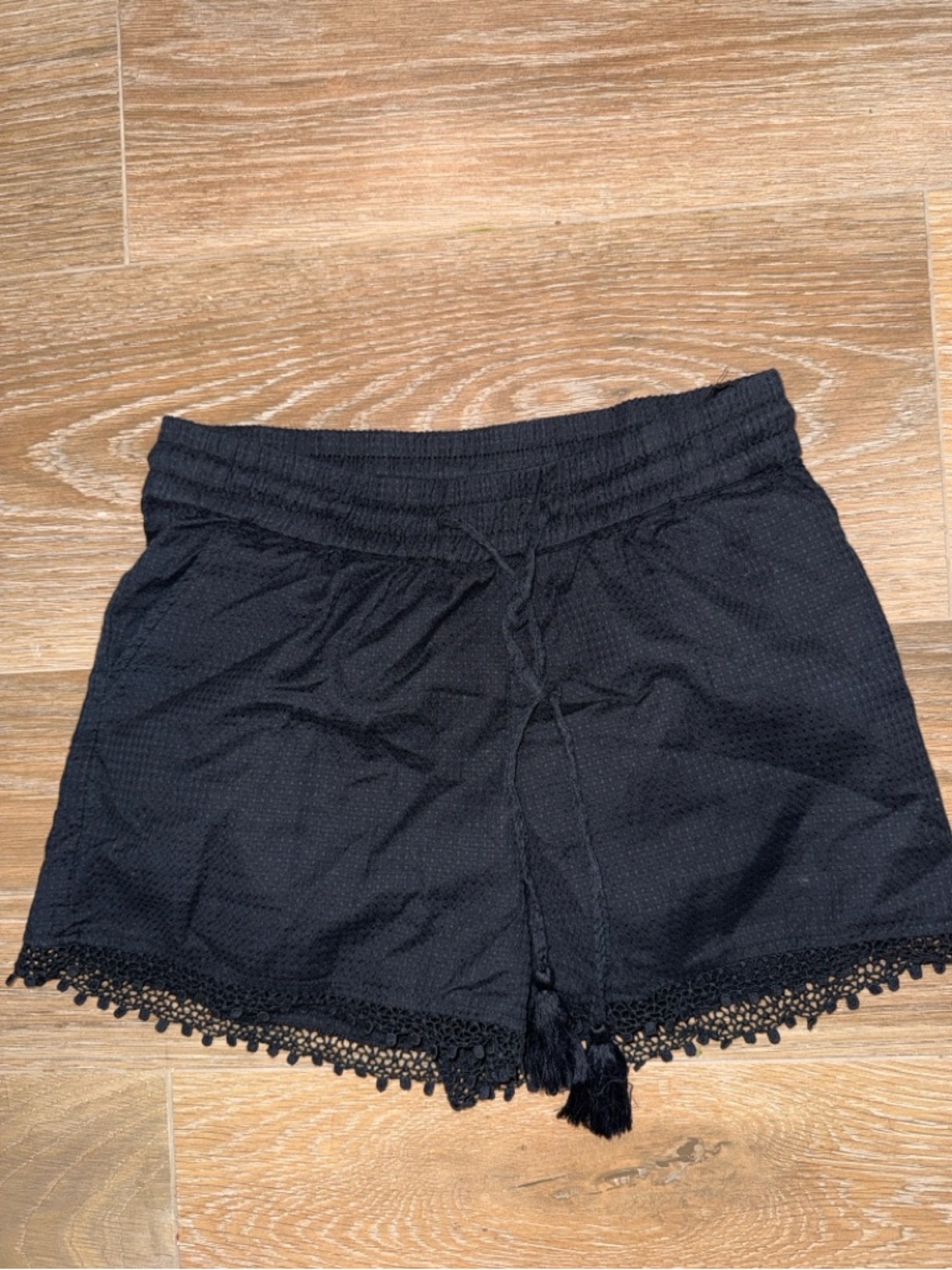 Black High-Waist,  Lace-Hem Women's Shorts. Size 8= eu 40. EUC